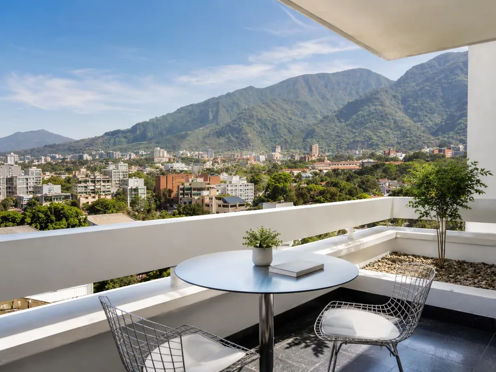 Vistas a El Ávila desde balcón privado — THE HOTEL CARACAS